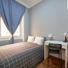 WG-Zimmer for rent for 400 € per month in Lisbon, Avenida Elias Garcia