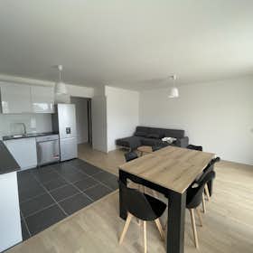 Apartment for rent for €2,900 per month in Pantin, Avenue Jean Jaurès