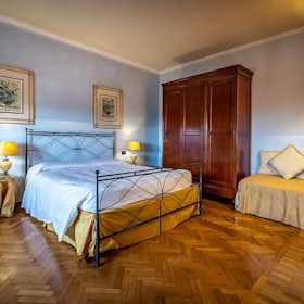 Apartment for rent for €2,550 per month in Florence, Via dei Martelli
