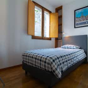 Private room for rent for €395 per month in Porto, Rua de Salgueiro Maia