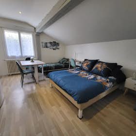 单间公寓 正在以 €1,759 的月租出租，其位于 Pessac, Avenue du Haut-Lévêque