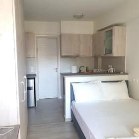 Studio for rent for €1,400 per month in Athens, Evrou