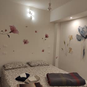 Studio for rent for €1,650 per month in Bologna, Via Eleonora Duse