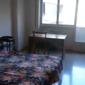 Mehrbettzimmer for rent for 400 € per month in Rome, Via Tuscolana