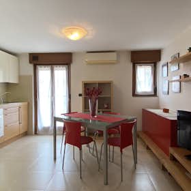 Apartment for rent for €1,730 per month in Milan, Via Eugenio Villoresi