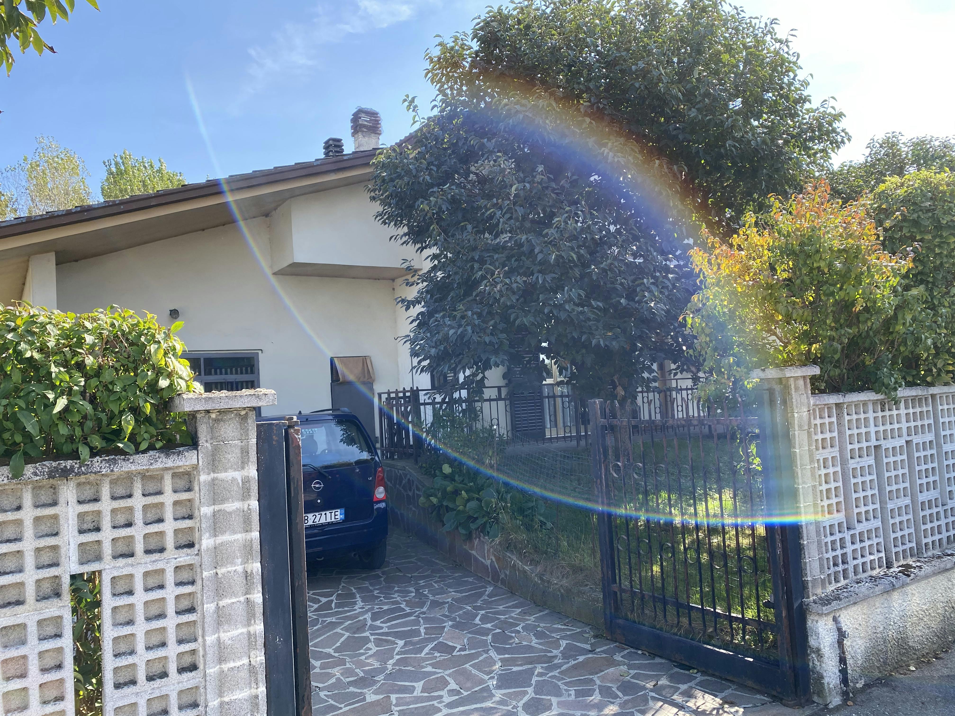 大楼 正在以 €1,000 的月租出租，其位于 Castelnuovo Bocca d'Adda, Via Giovanni Falcone