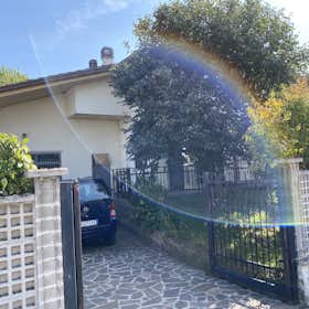  Wohnheim zu mieten für 1.000 € pro Monat in Castelnuovo Bocca d'Adda, Via Giovanni Falcone