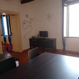 公寓 正在以 €700 的月租出租，其位于 Salerno, Largo Conservatorio Vecchio