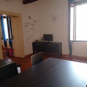 Appartement à louer pour 700 €/mois à Salerno, Largo Conservatorio Vecchio