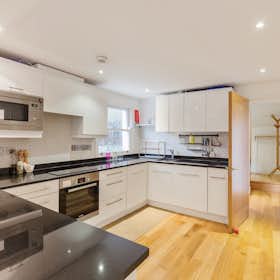Apartment for rent for £4,287 per month in London, Freegrove Road