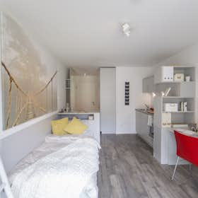 Studio for rent for €1,079 per month in Berlin, Köpenicker Straße
