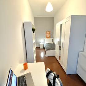 Privé kamer for rent for € 430 per month in Bari, Via Prospero Petroni