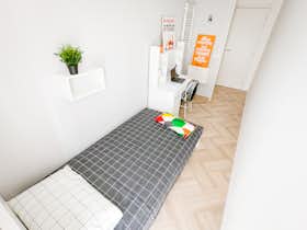 Privé kamer te huur voor € 370 per maand in Bari, Via Giulio Petroni