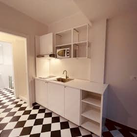 Studio for rent for € 1.100 per month in Milan, Via Chioggia