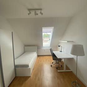 私人房间 正在以 €615 的月租出租，其位于 Potsdam, Geschwister-Scholl-Straße