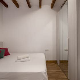 Private room for rent for €550 per month in Barcelona, Carrer de l'Hospital