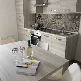 公寓 正在以 €250 的月租出租，其位于 Peschici, Via Madonna di Loreto