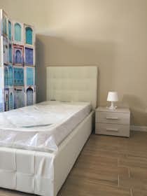 Gedeelde kamer te huur voor € 355 per maand in Bologna, Via Rimesse
