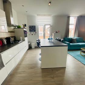 Apartment for rent for €1,350 per month in Schaerbeek, Rue Paul Devigne