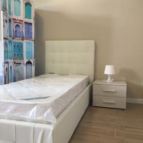 Mehrbettzimmer for rent for 355 € per month in Bologna, Via Rimesse