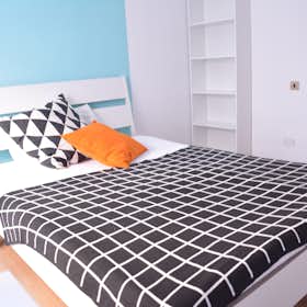 Private room for rent for €460 per month in Cagliari, Via Tigellio