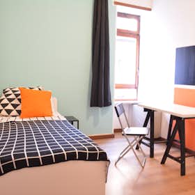 Privé kamer te huur voor € 430 per maand in Cagliari, Via Tigellio