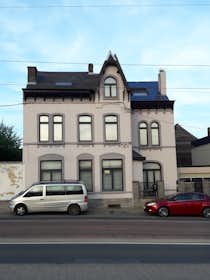 Huis te huur voor € 690 per maand in Charleroi, Chaussée de Bruxelles