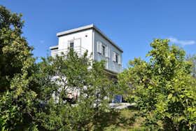 房源 正在以 €1,150 的月租出租，其位于 Aígio, Eparchiaki Odos Aigiou-Valimitikon