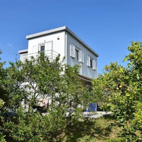 House for rent for €1,150 per month in Aígio, Eparchiaki Odos Aigiou-Valimitikon