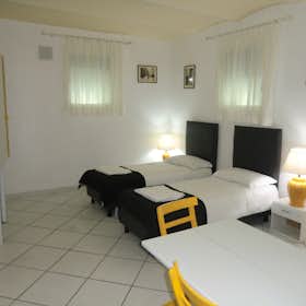 Apartment for rent for €1,400 per month in Bologna, Via San Mamolo
