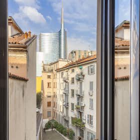 Apartment for rent for €2,465 per month in Milan, Via Gaspare Rosales