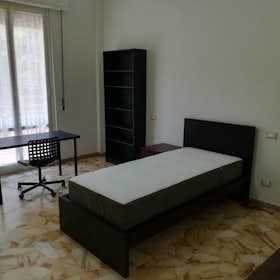 私人房间 正在以 €450 的月租出租，其位于 Florence, Via Caduti di Cefalonia