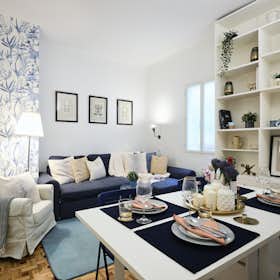 Shared room for rent for €1,705 per month in Madrid, Calle de Aragón