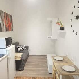 Wohnung zu mieten für 194.172 HUF pro Monat in Budapest, Szövetség utca