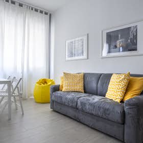 Apartment for rent for €2,206 per month in Milan, Via Mario Fusetti