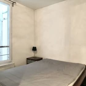 Apartment for rent for €1,250 per month in Paris, Rue des Trois Frères