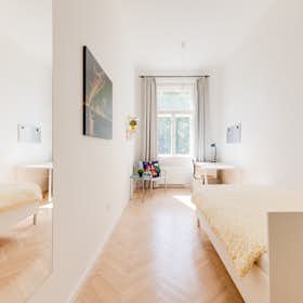 Private room for rent for CZK 18,900 per month in Prague, náměstí Kinských