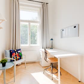 Private room for rent for CZK 18,900 per month in Prague, náměstí Kinských