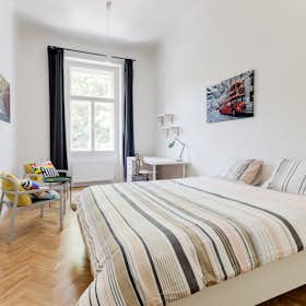 Private room for rent for CZK 21,000 per month in Prague, náměstí Kinských