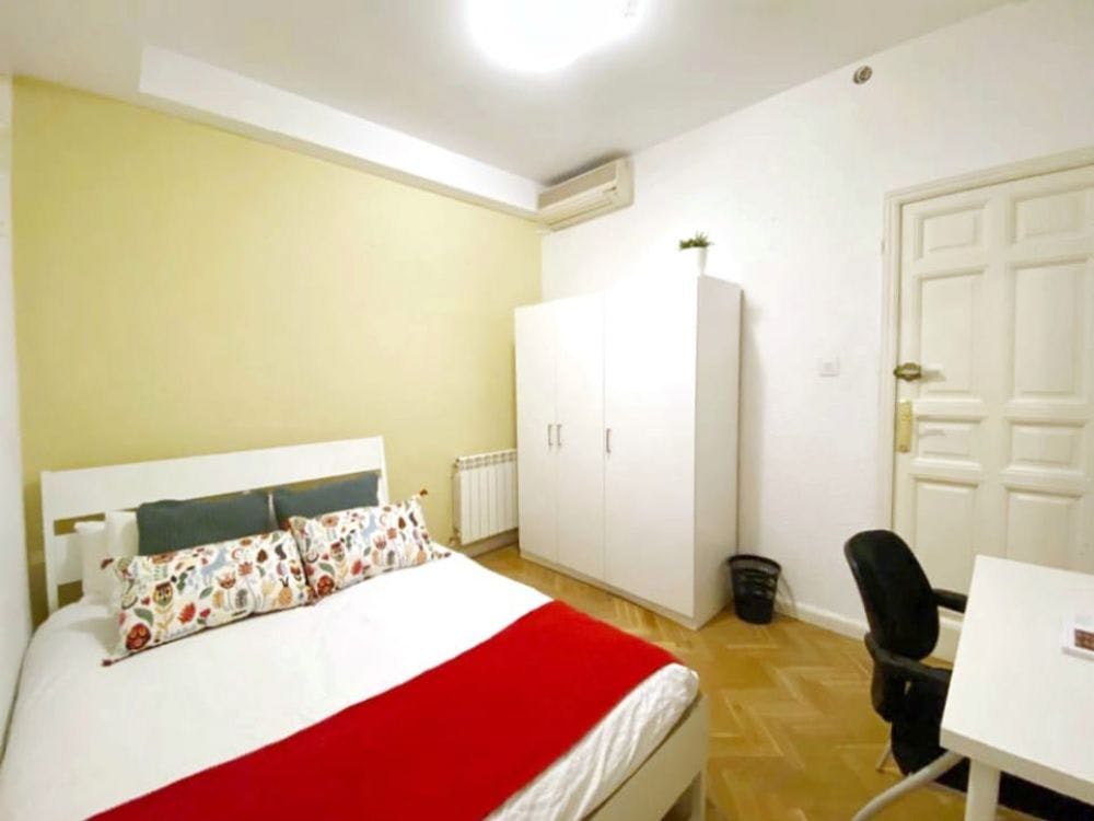 Private room for rent for €550 per month in Madrid, Calle del Conde de Aranda