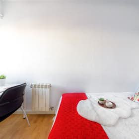 Private room for rent for €600 per month in Madrid, Calle del Conde de Aranda