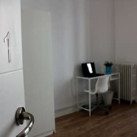 Private room for rent for €690 per month in Madrid, Calle de Valenzuela