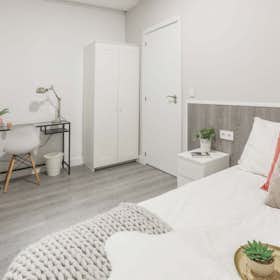 Private room for rent for €590 per month in Madrid, Calle de Galileo