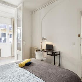 Private room for rent for €680 per month in Barcelona, Carrer de Trafalgar