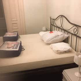 Apartment for rent for €1,100 per month in Brussels, Boulevard Émile Jacqmain