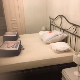 Apartment for rent for €1,000 per month in Brussels, Boulevard Émile Jacqmain