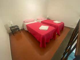 Apartment for rent for €2,500 per month in Florence, Borgo Santi Apostoli