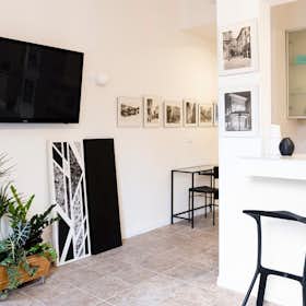 Studio for rent for €1,900 per month in Bologna, Via San Mamolo