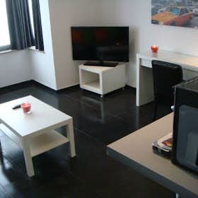 Apartment for rent for €695 per month in Etterbeek, Avenue Édouard Lacomblé