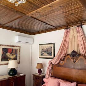私人房间 正在以 €6,000 的月租出租，其位于 San Giovanni A Piro, Capolomonte